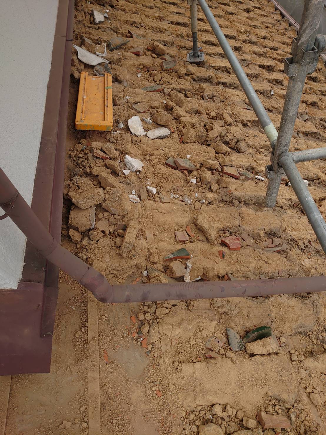 屋根葺き替え工事で瓦屋根の下の土を撤去している様子