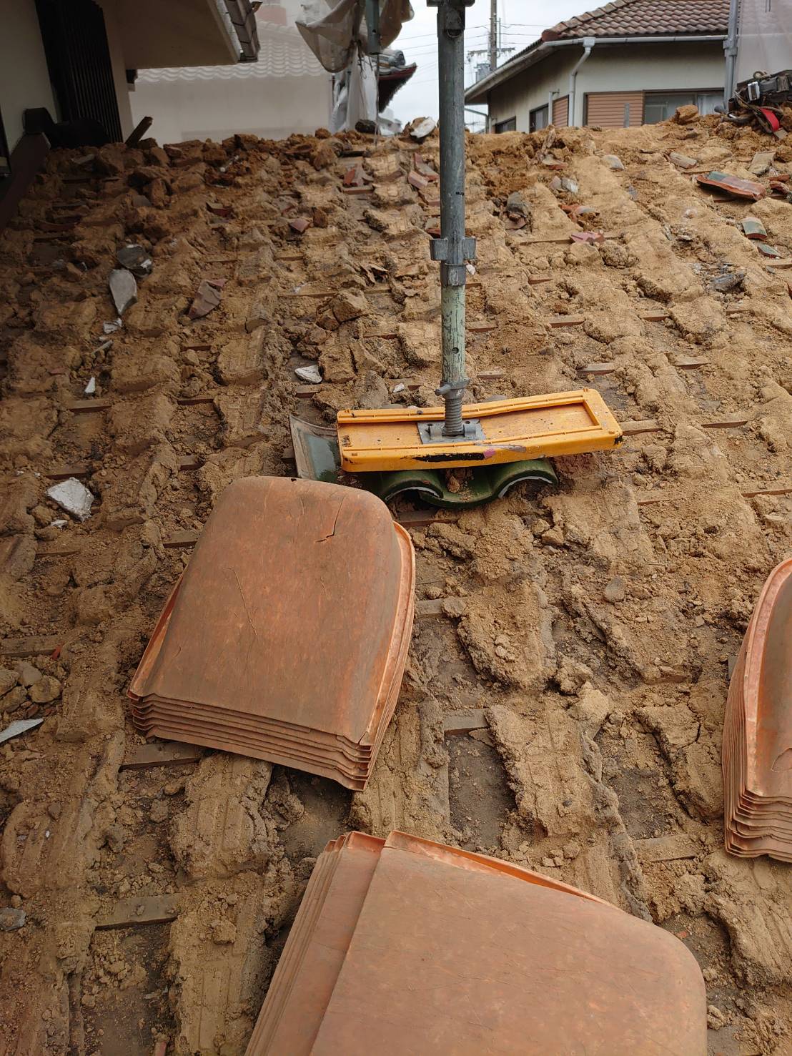 大雨により雨漏りしていた瓦屋根の下の土の様子