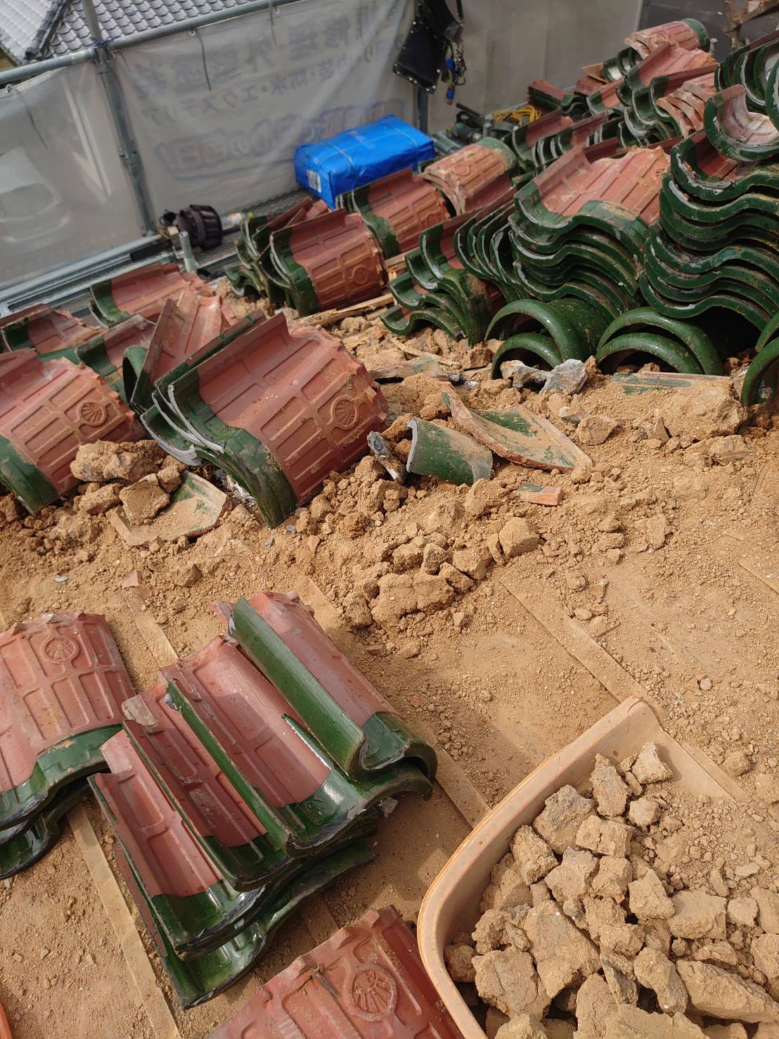 大雨による雨漏りで瓦屋根を撤去している様子