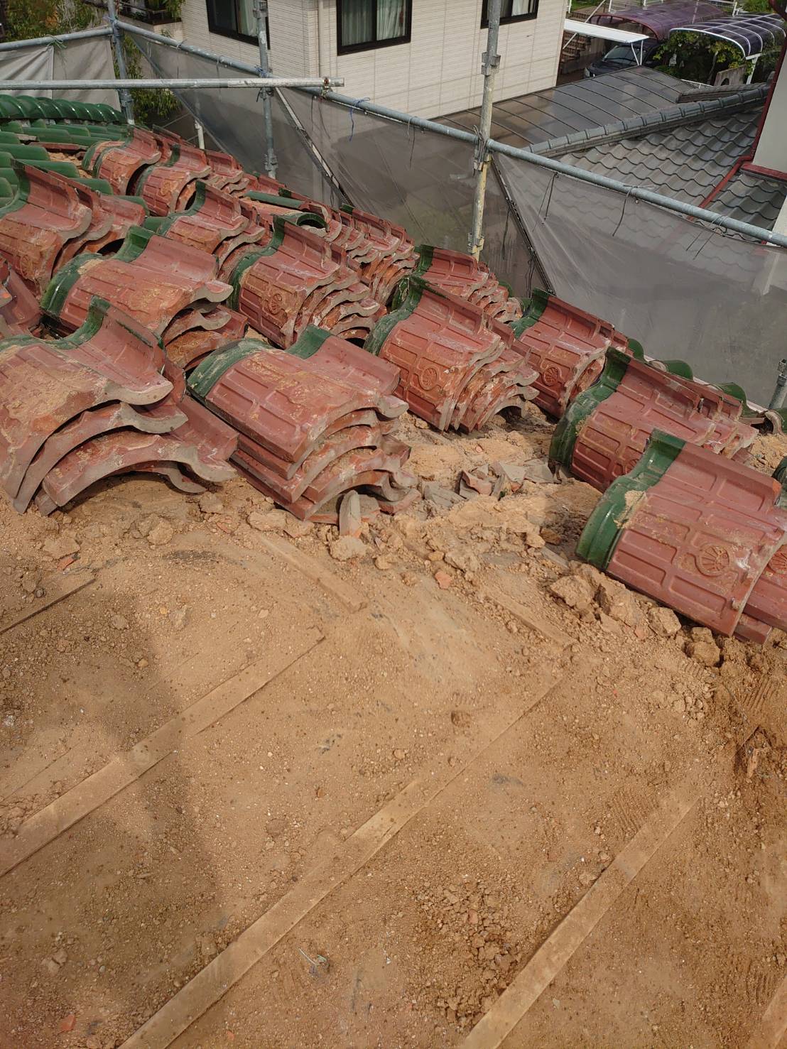 神戸市での瓦屋根葺き替え工事で既存の瓦を撤去している様子