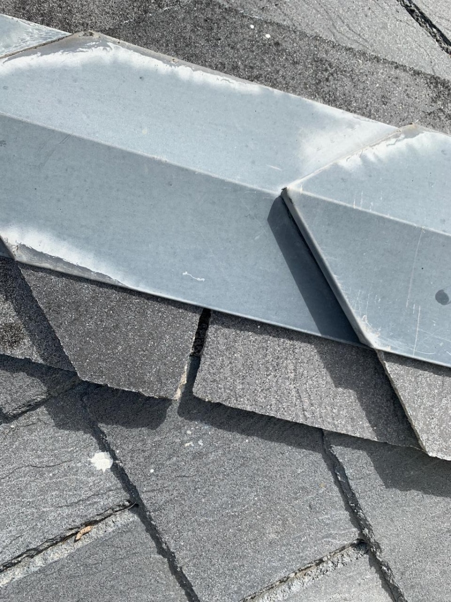スレート屋根が割れている様子