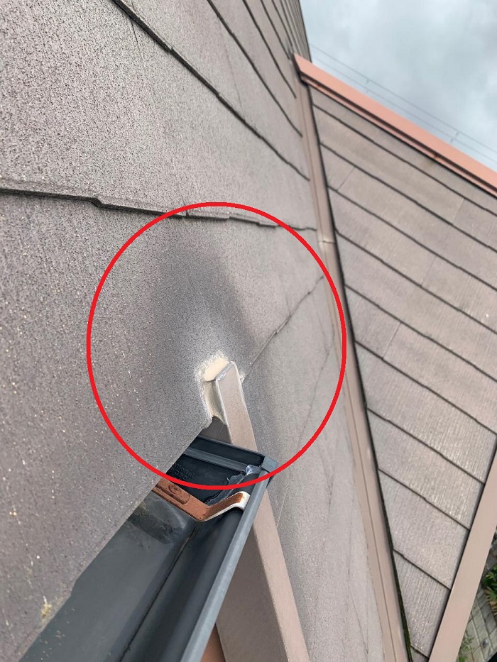 スレート屋根に出来ている雨シミ