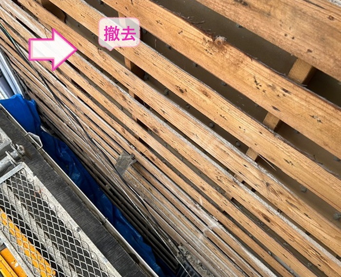 神戸市須磨区の外装の改修工事で既存のモルタル壁を撤去している様子