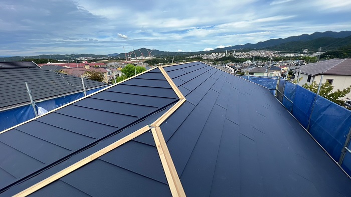 屋根カバー工事でSGL鋼板屋根材を葺き終えた様子