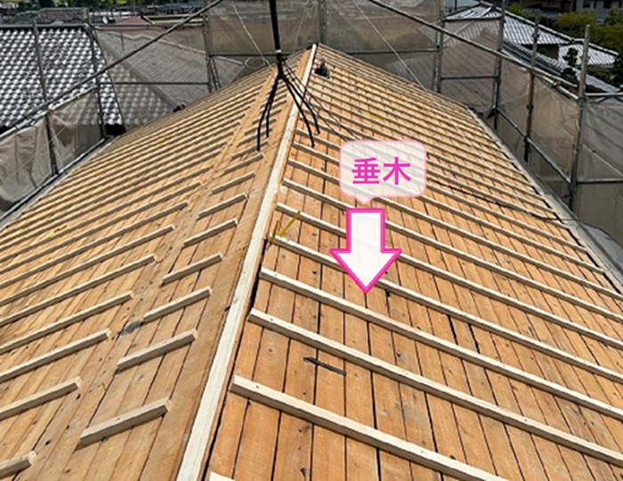 古い瓦屋根の葺き替え工事で垂木を取り付けている様子
