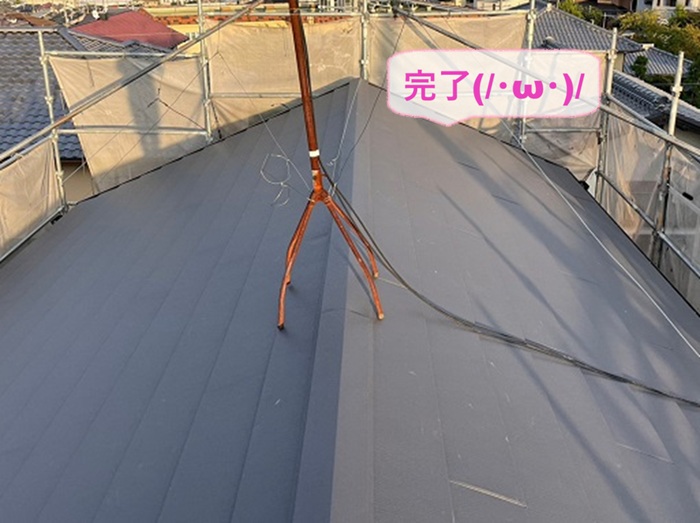 芦屋市で戸建ての古い瓦屋根を軽量SGL仕様へ刷新する工事が完了した現場の様子
