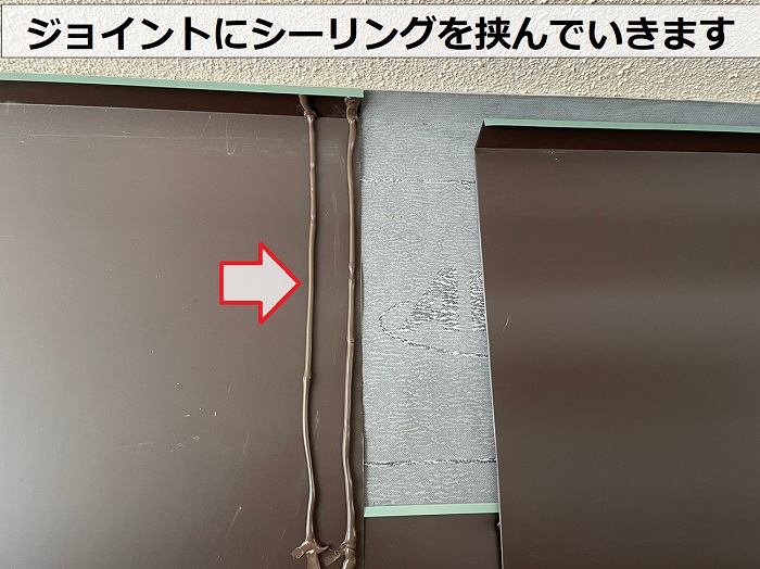 庇屋根の貼り替えでガルバリウム鋼板製の庇屋根のジョイントにシーリングを挟んでいる様子