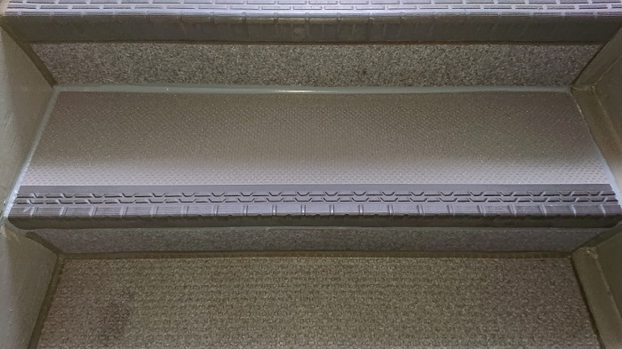 明石市で共用階段のステップシートの剥がれを部分補修した後の様子