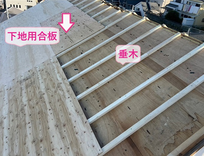 西宮市の屋根工事でモニエル瓦を撤去して垂木と下地用合板を取り付けている様子
