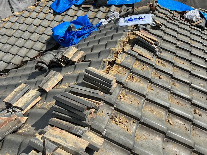 地震に強い強力棟への交換で棟瓦を撤去している様子