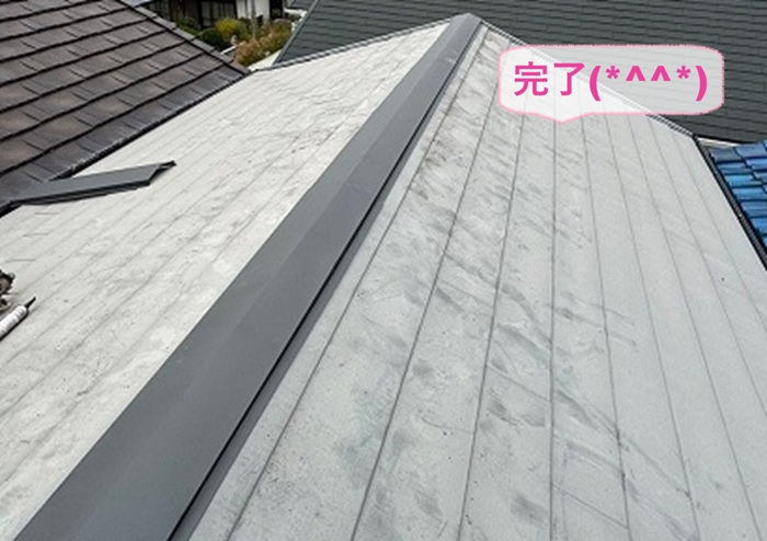 小野市で金属屋根の雨漏りリスクを軽減させる棟包み交換が完了した現場の様子
