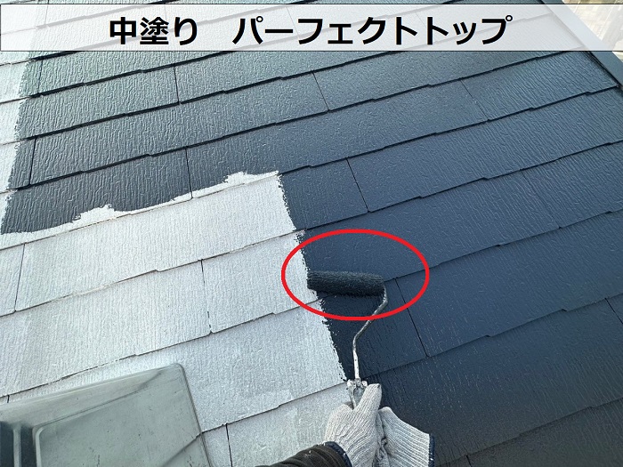 スレート屋根への塗装工事で中塗りとしてパーフェクトトップを塗っている様子