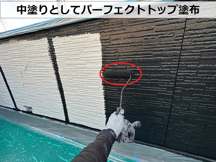 中塗りとして日本ペイントのラジカル制御　パーフェクトトップを使用