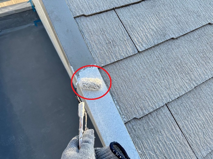 スレート屋根の鉄部に錆止めを塗っている様子