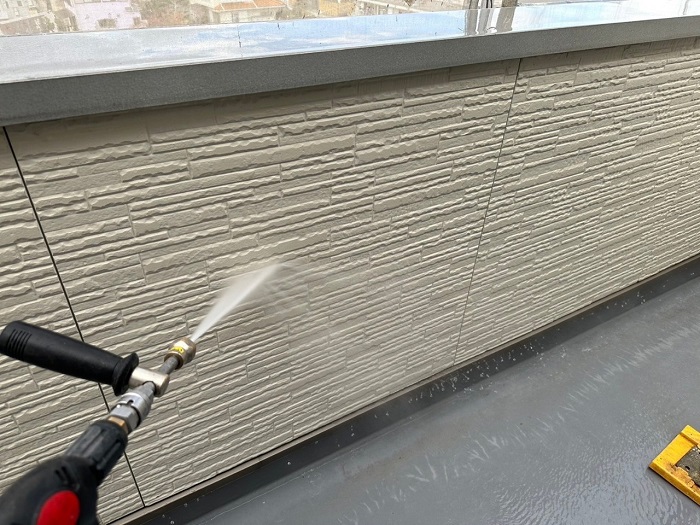 高圧洗浄をしている様子