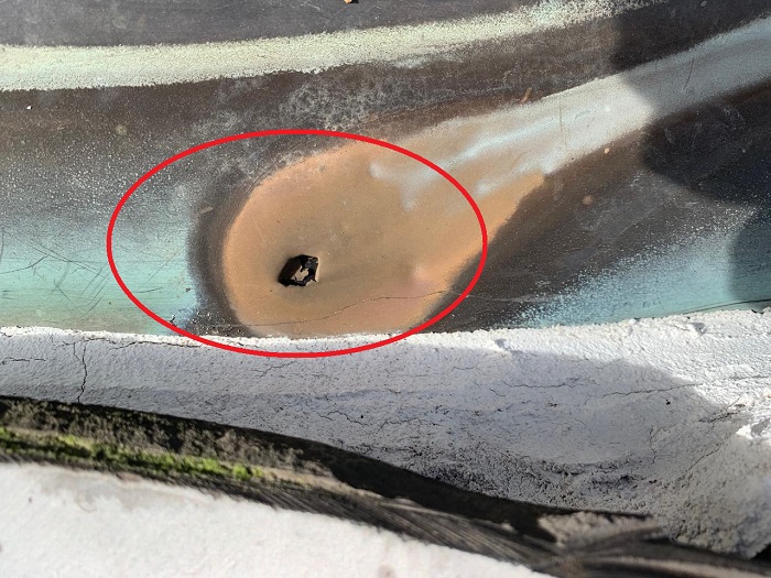 銅板の谷に穴が開いている様子