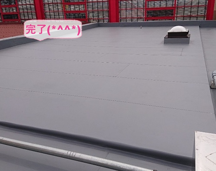 神戸市西区のテナントビルの防水メンテナンスで塩ビシートへ全面更新が完了した現場の様子