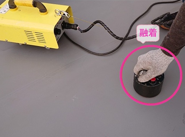 テナントビルの防水メンテナンスで塩ビシートを融着している様子