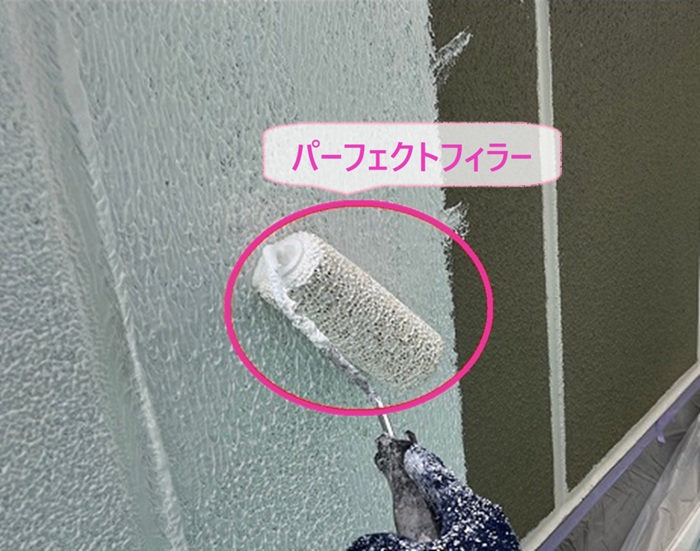 外壁リニューアル工事で下塗り材のパーフェクトフィラーを塗っている様子