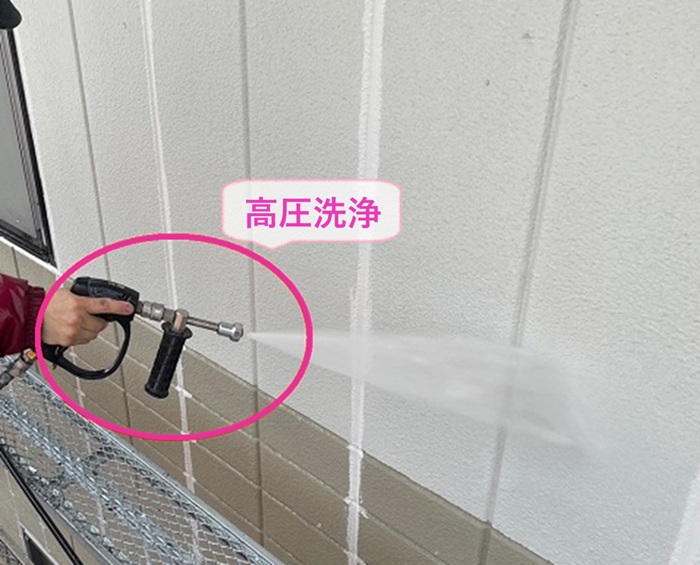 外壁リニューアル工事で高圧洗浄をしている様子