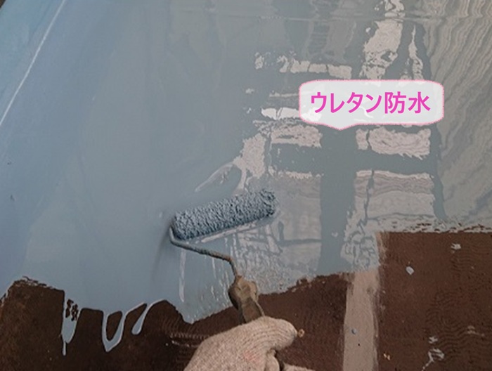 バルコニー防水改修でウレタン防水のオルタックエースを塗っている様子