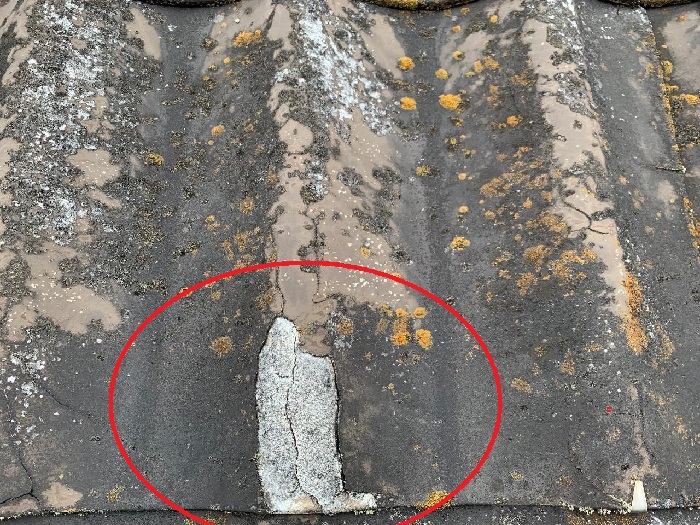 屋根調査で積水瓦Ｕ屋根が剥離しているのを発見した様子