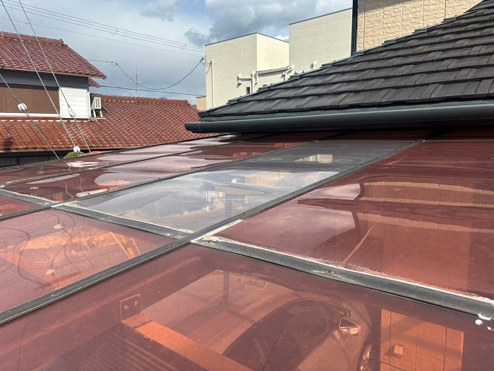 宝塚市でカーポート屋根の部分的な交換としてポリカーポネードを使用する前の様子