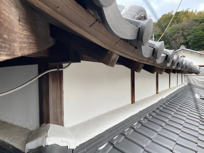 洲本市で外装リフォームとして漆喰塗りの外壁に焼杉調のプリント鋼板を貼る前の様子