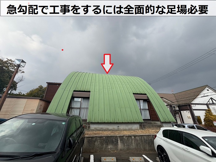 自治会館の急勾配な屋根