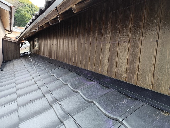 洲本市で外装リフォームとして漆喰塗りの外壁に焼杉調のプリント鋼板を貼った後の様子