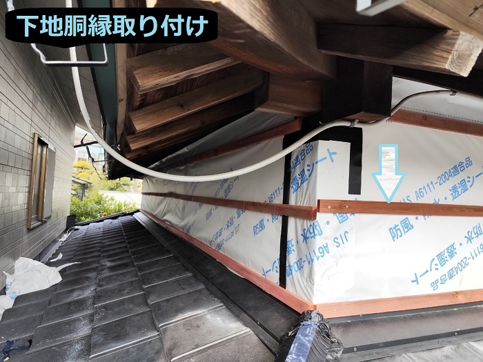 洲本市で施工面積４０㎡の漆喰塗りの外壁にサイディング貼りを行う現場で胴縁取り付け