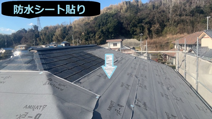 洲本市で屋根面積84㎡のハウスメーカー戸建ての屋根改修工事を行う現場で防水シート貼り