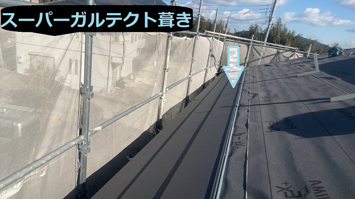 洲本市で屋根面積84㎡のハウスメーカー戸建ての屋根改修工事を行う現場でスーパーガルテクト葺き
