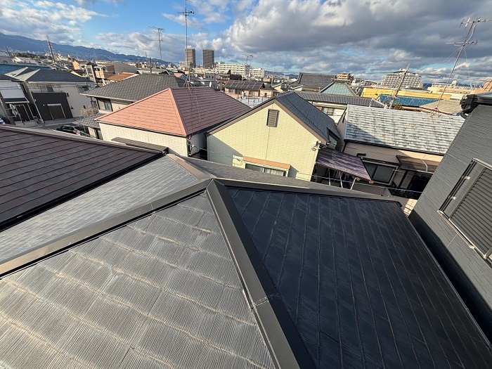 尼崎市で2階建て寄棟のコロニアル屋根へ金属屋根でカバー工事する前の様子