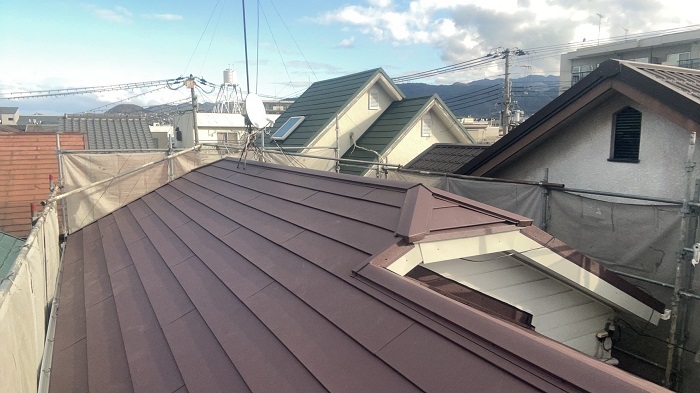 宝塚市でM型スレート屋根を金属屋根のスーパーガルテクトに貼り換える現場完了