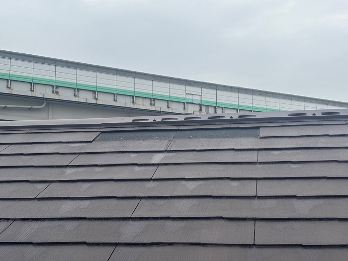 神戸市長田区でスレート屋根の部分補修として割れたスレート屋根を差し替える前の様子