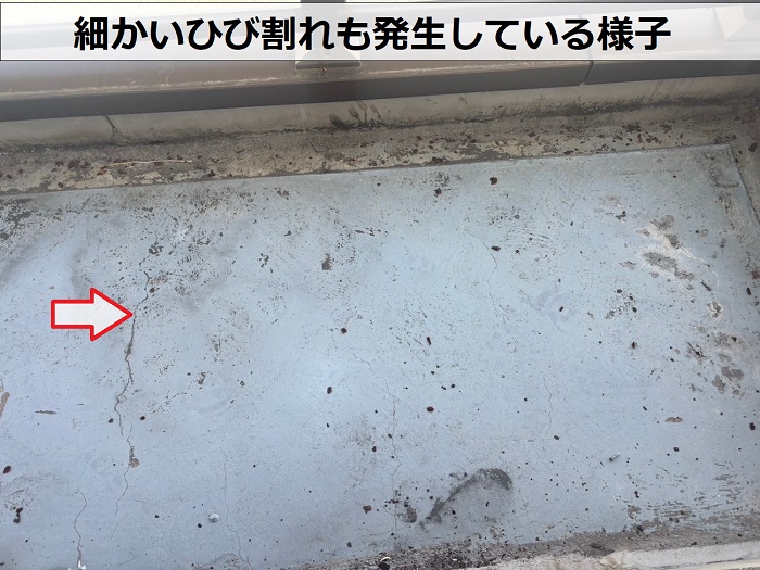 ベランダ床に細かいひび割れが発生している様子