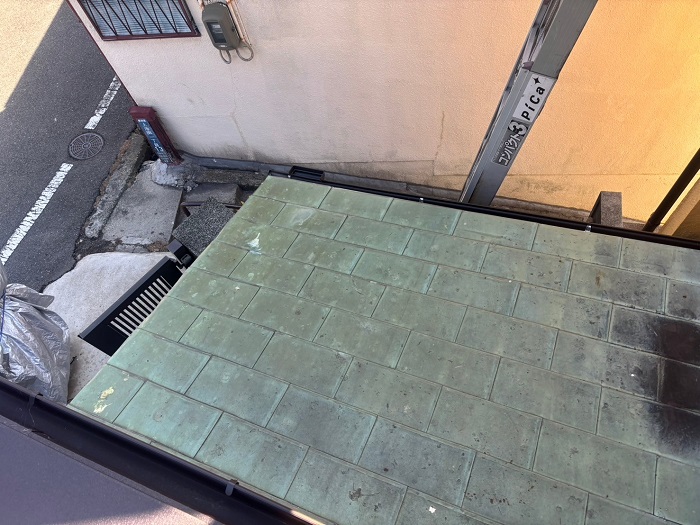 神戸市長田区で銅板庇屋根リフォームとして金属屋根の立平へ交換する前の様子