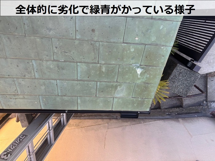 緑青がかっている銅板屋根