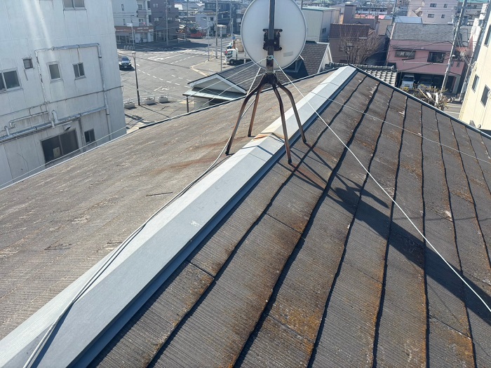 神戸市長田区で3階建て屋根カバー工事でスーパーガルテクトのシェイドブラウンを使用する前の様子