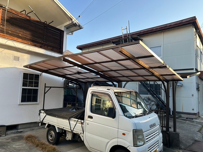 神戸市垂水区で強風対策としてカーポート屋根の撤去処分工事を行う前の様子