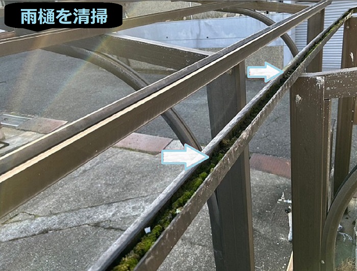 神戸市垂水区でガレージ屋根の波板を貼り替えor撤去処分の見積書公開を行う現場で雨樋清掃