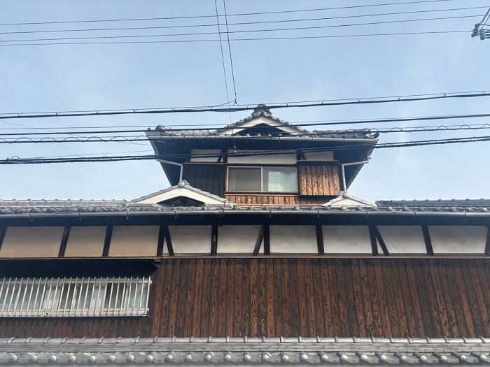 高砂市で日本瓦のルーガ雅を用いて瓦屋根葺き替え工事を行う現場の様子