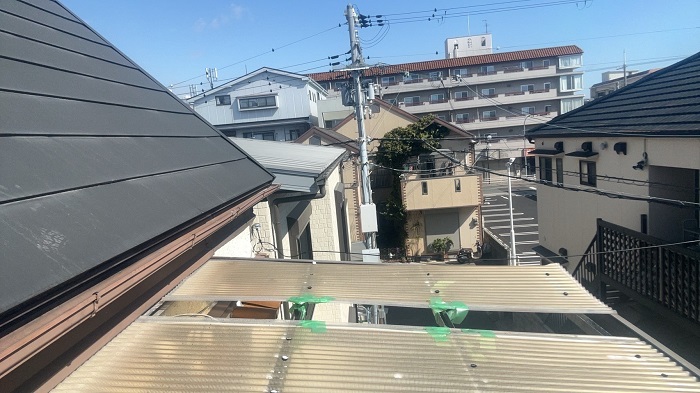 川西市で2階バルコニー屋根の波板貼り替えを足場なしで行う前の様子