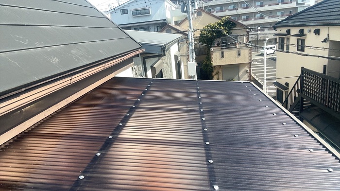 川西市で2階バルコニー屋根の波板貼り替えを足場なしで行った後の様子