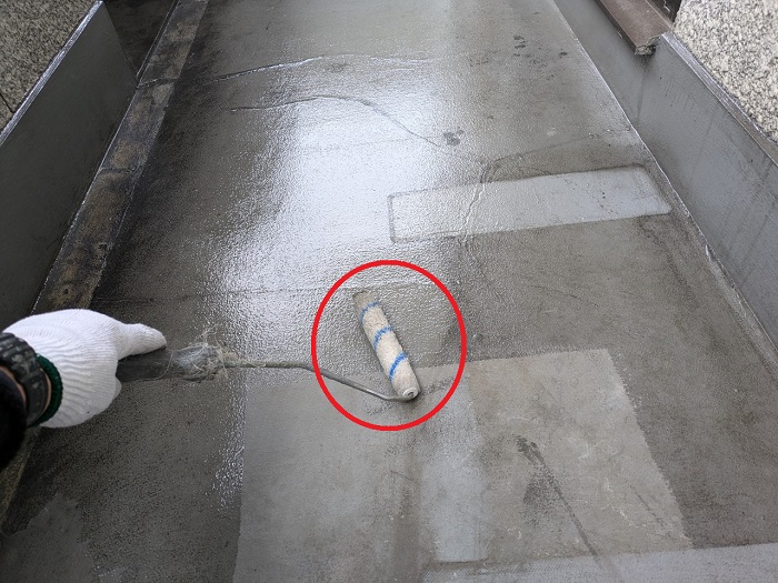 神戸市中央区で集合住宅の一室のバルコニー床にウレタン塗膜防水でプライマー塗布