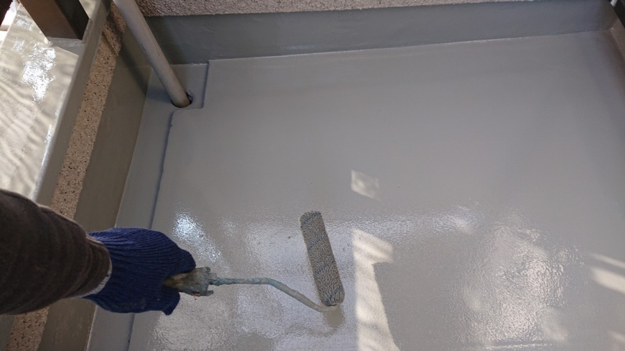 淡路市で雨漏り修理でトップコートを塗っている様子