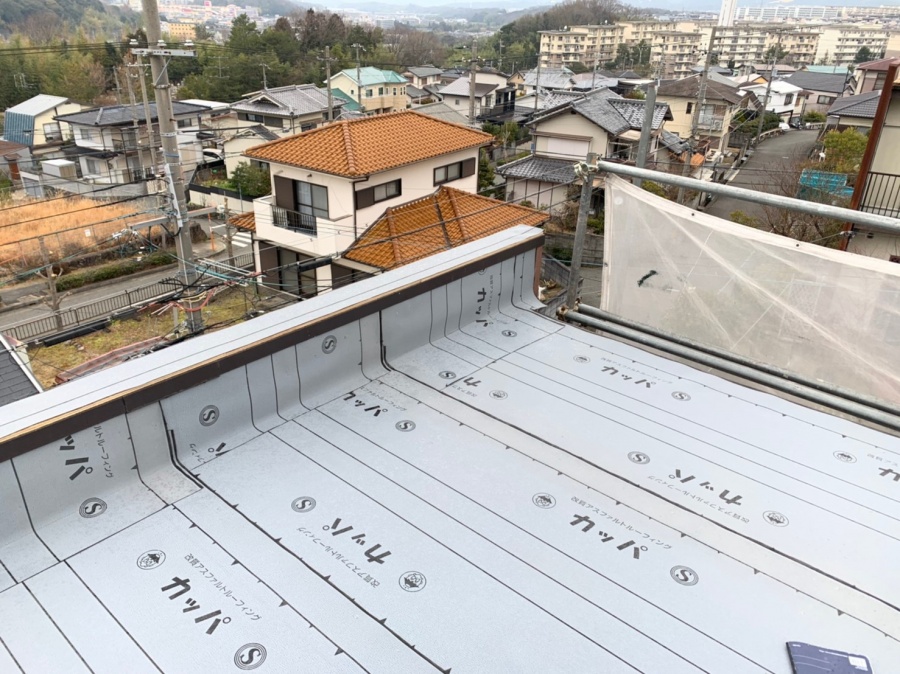 防水シートを立ち上げている様子