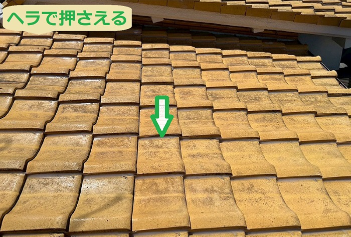 シーリングをヘラで押さえている様子