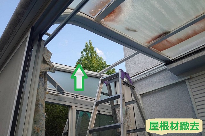 西宮市でテラス囲いのR型屋根のポリカーポネード板を張り替える現場で屋根材撤去